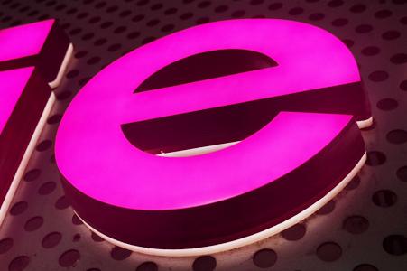 發光字報價為何差異大？哪些因素導致發光字價格參差不齊？